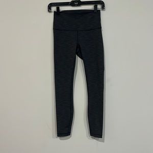 Lululemon gray stripe pattern Wunder Under leggings sz 4 25” inseam